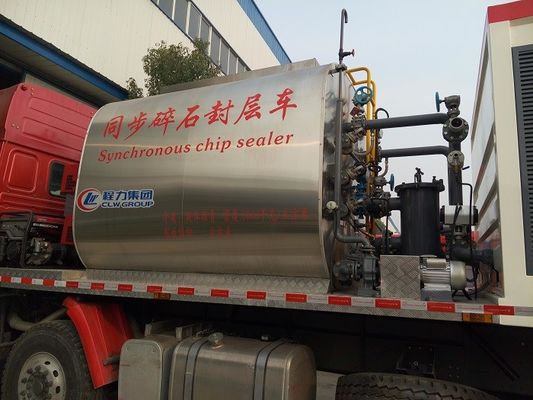 Intelligent Asphalt Road Tanks Trucks And Trailers HOWO 8 X 4 Synchronous Chip Sealer Truck